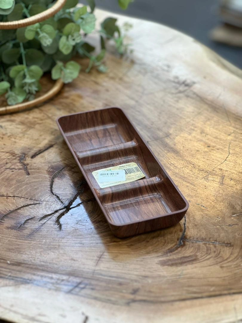 اردوخوری مستطیل سه‌خانه طرح چوب فرش‌کیپس روی میز چوبی