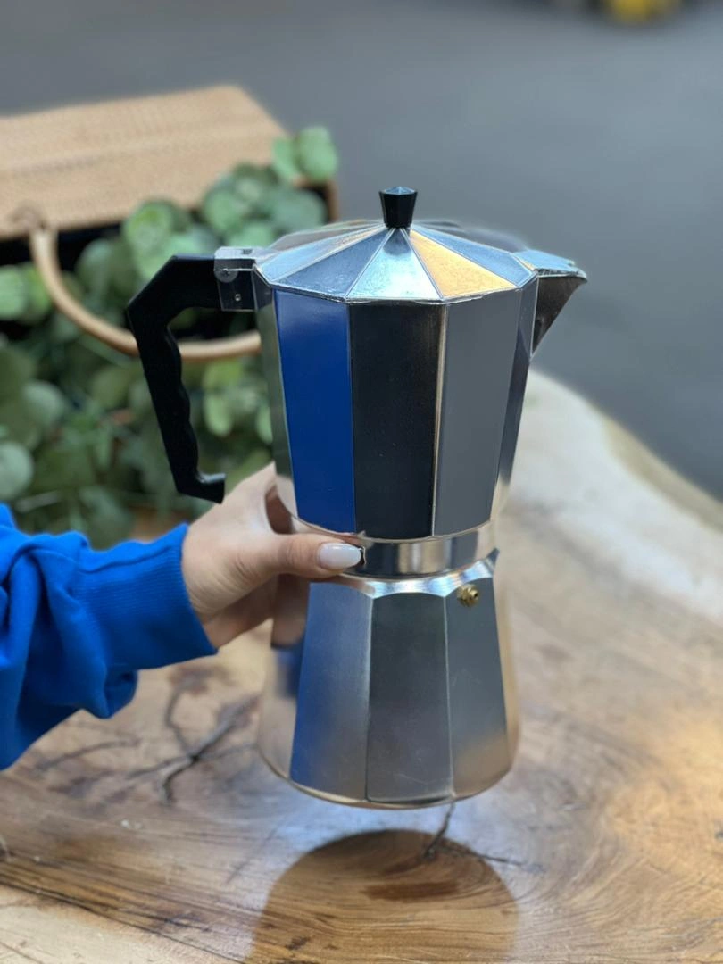 موکاپات ۱۴ کاپ بزرگ با بدنه آلومینیومی و دسته مشکی مقاوم، مناسب تهیه اسپرسو برای جمع‌های بزرگ.