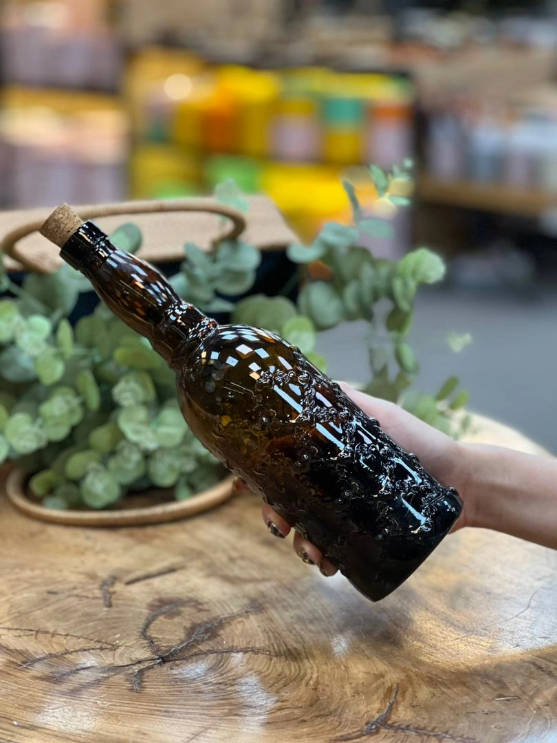 بطری شیشه‌ای مدل پاپیون بزرگ با رنگ قهوه‌ای و درب چوب‌پنبه‌ای طبیعی