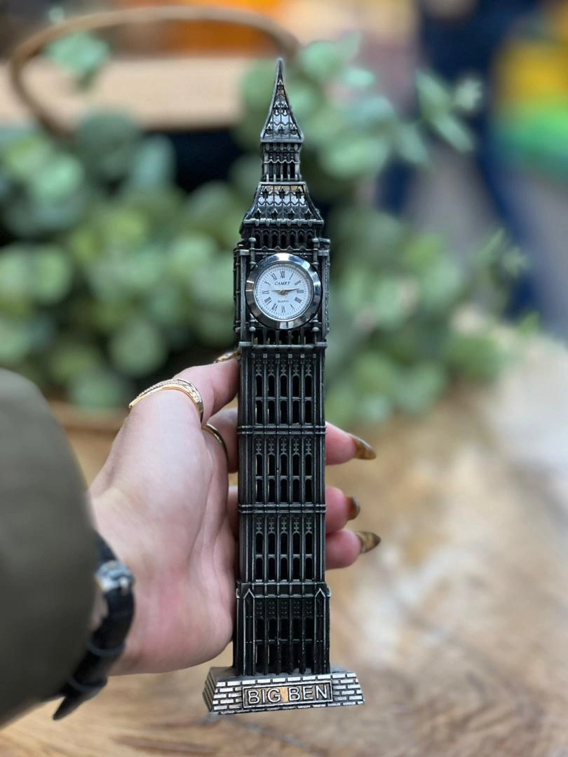 تصویر مدل دکوری برج بیگ بن که به زیبایی طراحی شده و شامل یک ساعت کوچک در قسمت بالای برج است. مناسب ب