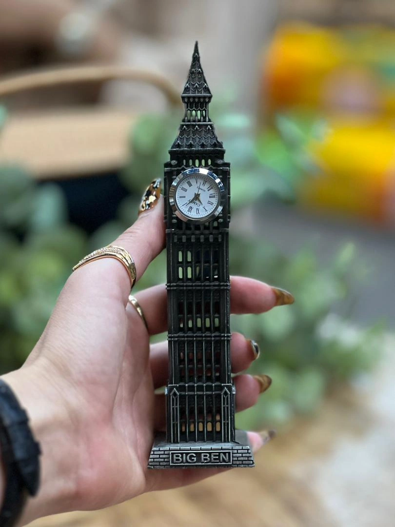 تصویر مدل دکوری برج بیگ بن که به زیبایی طراحی شده و شامل یک ساعت کوچک در قسمت بالای برج است. مناسب ب