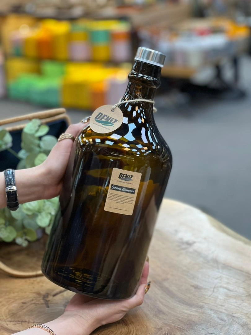 بطری شیشه‌ای قهوه‌ای دنیز مدل پراگ ۴ لیتری با درب استیل براق و طراحی کلاسیک سایز بزرگ