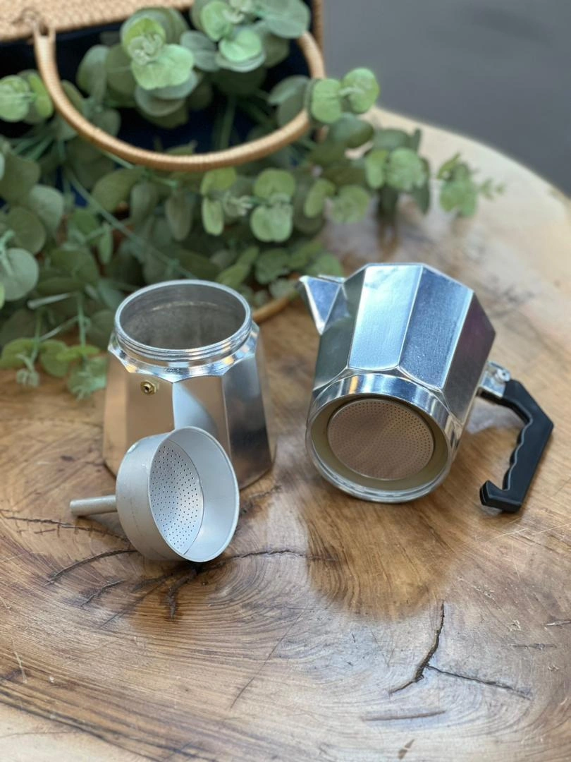 موکاپات ۹ کاپ آلومینیومی کلاسیک با دسته مشکی و بدنه چندضلعی.