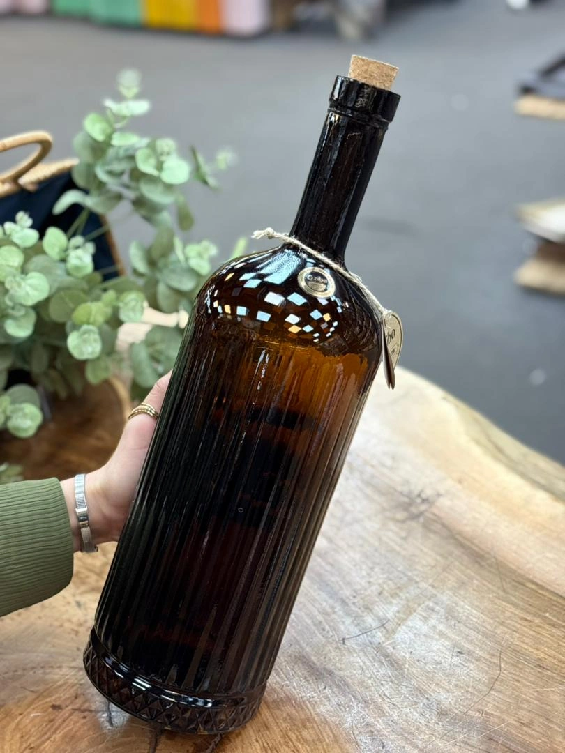 بطری شیشه‌ای زیبا مدل دیسفان دارک ۳ لیتری با طرح تراش‌خورده و درب چوب‌پنبه‌ای