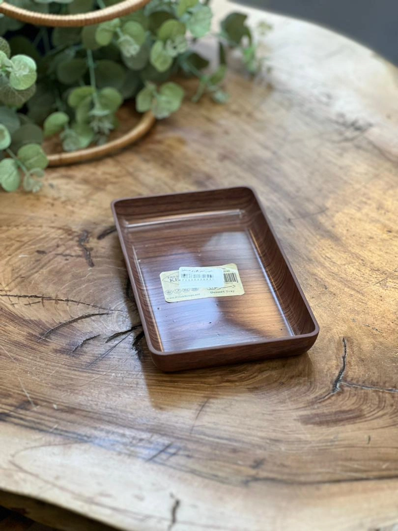 دسرخوری مستطیل طرح چوب فرش‌کیپس روی میز چوبی