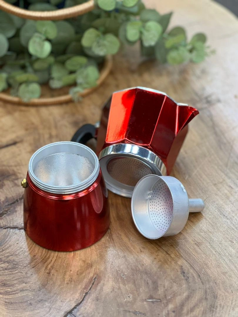 تصویر موکاپات ۶ کاپ قرمز با بدنه فلزی، فیلتر داخلی، مخزن آب و درب جدا شده برای نمایش کامل قطعات.