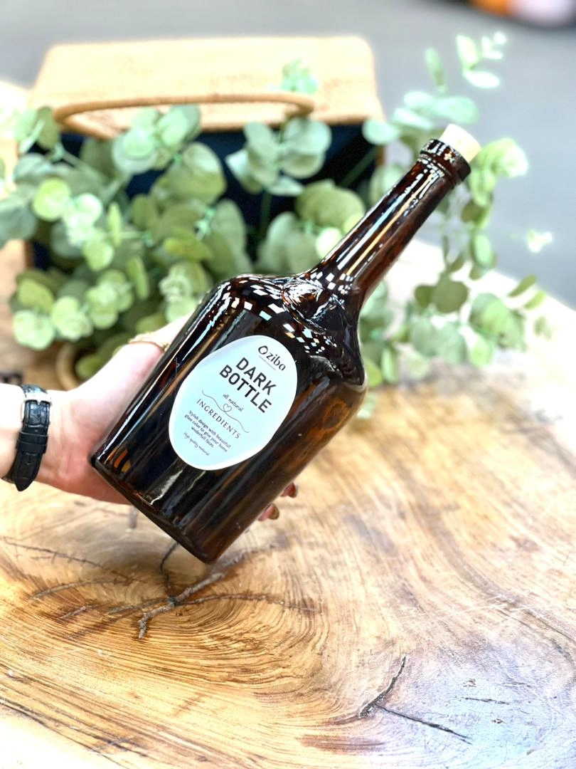 بطری شیشه‌ای یک لیتری زیباسازان مدل گارسیا با درب چوب‌پنبه‌ای و طراحی کلاسیک