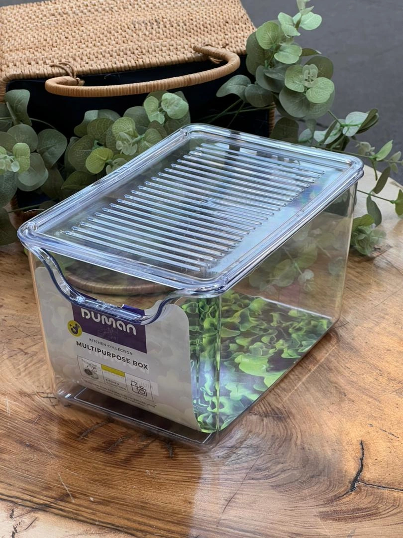 باکس شفاف اکرولیک درب‌دار برند دومان روی میز چوبی