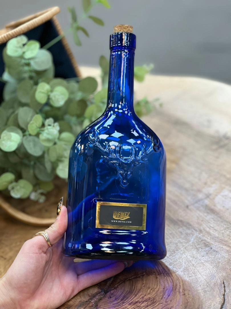 بطری شیشه‌ای آبی کوره‌ای دنیز مدل دیور با درب چوب‌پنبه‌ای و طراحی خاص ۱ لیتری