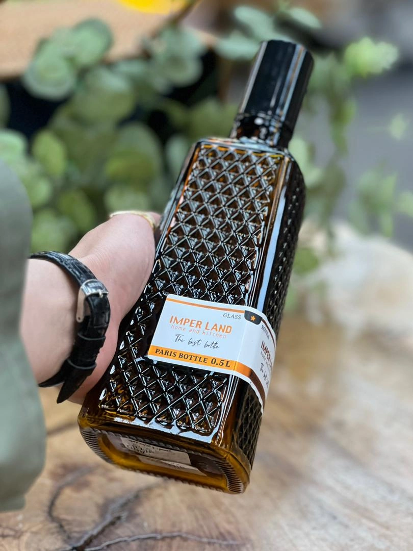 تصویر بطری شیشه‌ای امپرلند مدل پاریس با رنگ قهوه‌ای تیره و طراحی شفاف با بافت الماسی، گنجایش نیم لیت
