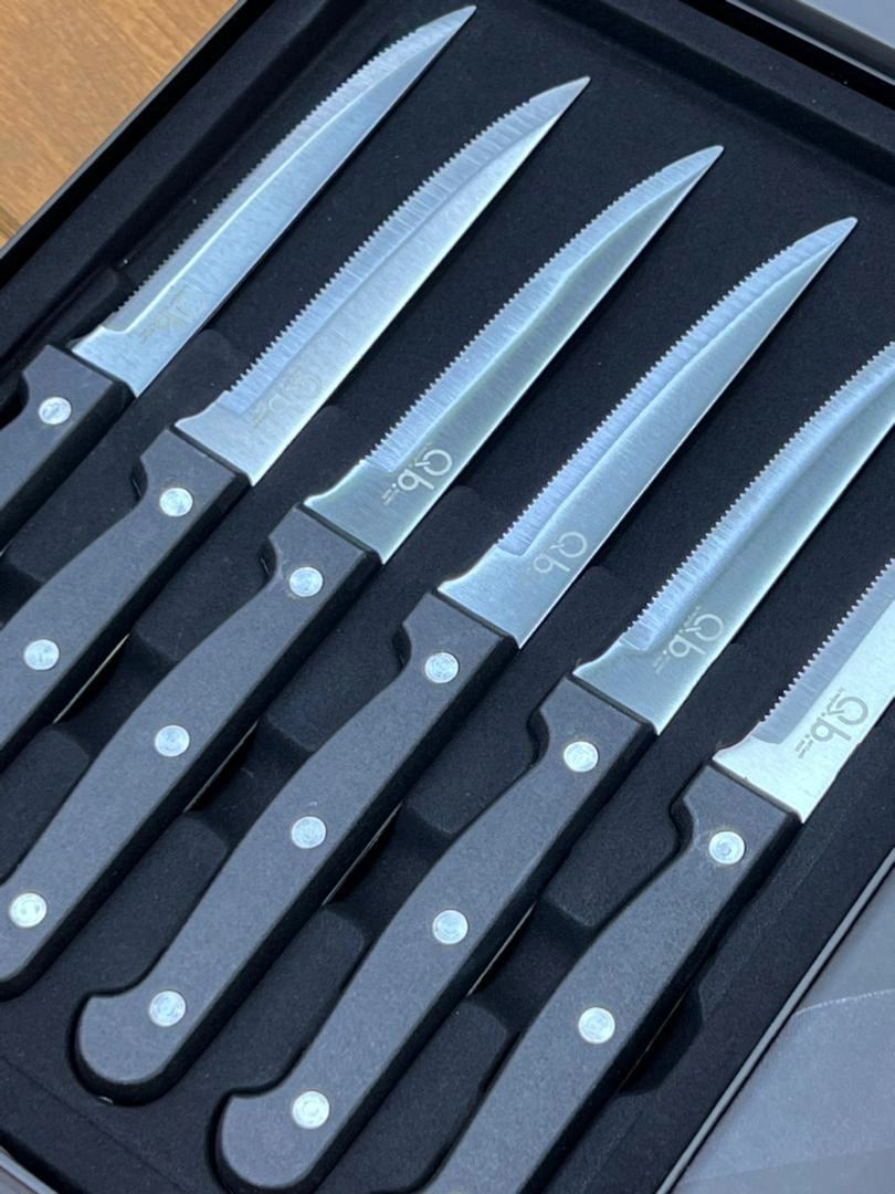 ست چاقو اره‌ای ۶ عددی برند QB به‌صورت جعبه‌دار مناسب استفاده روزمره آشپزخانه.