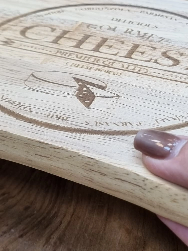 تخته سرو پنیر چوبی با طراحی حک‌شده و سه ابزار فلزی که به‌صورت مگنتی زیر تخته نگهداری می‌شوند.