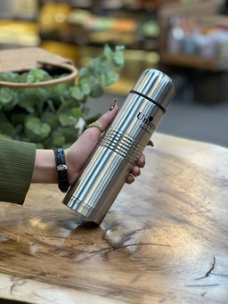 فلاسک یونیک استیل نیم لیتر با کیف مخصوص برای حمل آسان در سفر و استفاده روزانه.