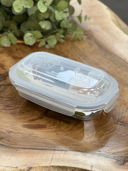 ظرف درب‌دار شیشه‌ای بیضی روی میز آشپزخانه