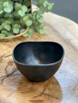 کاسه سه گوش ملامین مشکی در چیدمان میز پذیرایی مدرن