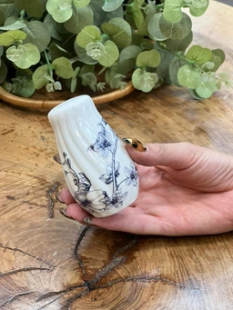 عکس از بالا و درپوش: جزئیات دقیق درپوش و سوراخ‌های پخش ادویه.