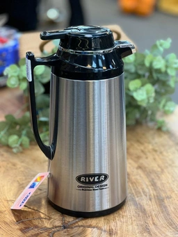 فلاسک ریور ۱.۳ لیتر با بدنه استیل و داخل شیشه‌ای، مناسب برای نگهداری دمای مایعات تا ۲۴ ساعت.