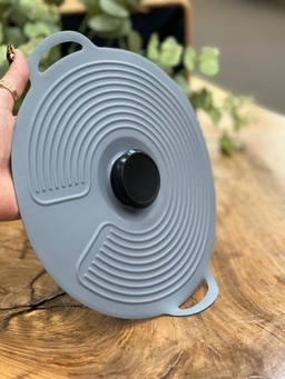 درب سیلیکونی مقاوم در برابر حرارت در حال استفاده روی قابلمه