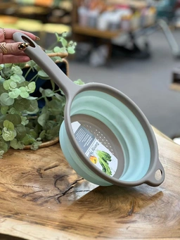 آبکش سیلیکونی تک‌دسته دنی هوم در حالت باز و آماده استفاده