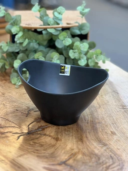 نمای کلی کاسه سالاد سزار دسته‌دار لرد با طراحی زیبا و لعاب براق