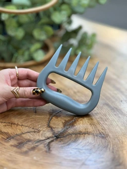 چنگک خورد کردن گوشت و مرغ دنی هوم با طراحی ارگونومیک و جنس پلاستیک فشرده برای استفاده راحت.