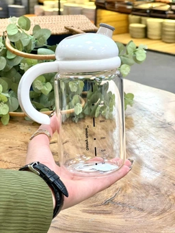 روغن ریز شیشه‌ای دنی هوم 500 میلی‌لیتر با طراحی مدرن و درب خودکار برای سرو آسان روغن.