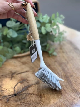 فرچه دسته‌دار آشپزخانه در کنار سایر لوازم شست‌وشو