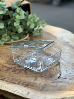 ظرف شیشه‌ای لیمون پر از بیسکویت و شکلات در آشپزخانه مدرن