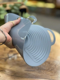 درب سیلیکونی مقاوم در برابر حرارت در حال استفاده روی قابلمه