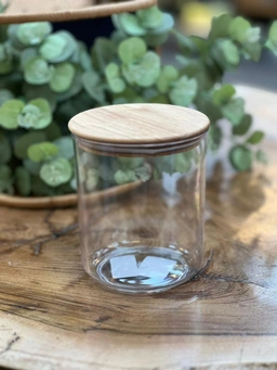 نمای نزدیک درب چوبی و کیفیت شیشه‌ی شفاف جا حبوباتی