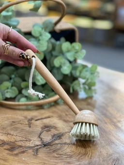 دسته چوبی مقاوم و طراحی ارگونومیک فرچه ظرفشویی