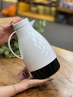 فلاسک ۱.۳ لیتری برند ریور با طراحی مدرن و استفاده آسان، گزینه‌ای مناسب برای نگهداری مایعات در هر شرا