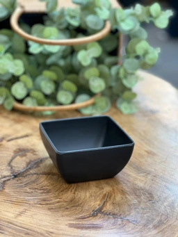 کاسه ملامین LORD در کنار ظروف پذیرایی دیگر