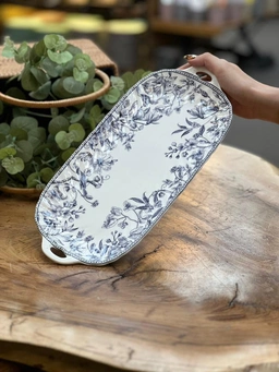 چیدمان رولت‌خوری لوتوس روی میز پذیرایی در کنار سایر ظروف چینی