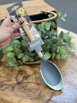 نمای نزدیک از سر سیلیکونی قاشق دنی هوم