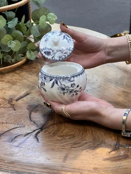 عکس جزئیات و کیفیت سرامیک: کیفیت بالای سرامیک و طراحی ظریف درب قندان.