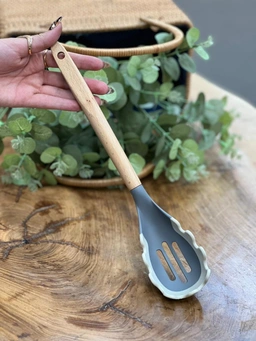 بسته‌بندی شیک و باکیفیت ملاقه ماکارونی برند دنی هوم