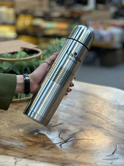 فلاسک یونیک ۱ لیتری از جنس استیل ضدزنگ با درب لیوانی و کیف حمل مقاوم، مناسب برای نگهداری نوشیدنی‌های