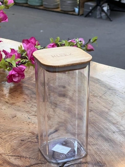 نمای نزدیک از بانکه پر از دانه‌های قهوه و چای خشک