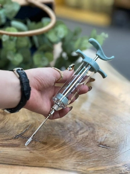 سرنگ مرینیت دنی هوم ۳۰ میلی‌لیتر از جنس اکرولیک و استیل، طراحی شیک و مناسب برای مرینیت کردن گوشت‌ها