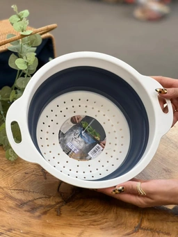 آبکش تاشو کلیز در کنار سایر لوازم آشپزخانه مدرن از فروشگاه سبد