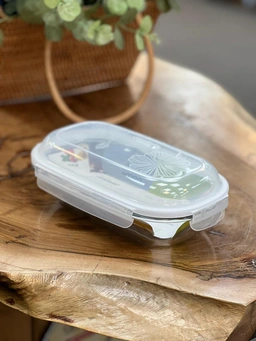 ظرف شیشه‌ای بیضی حاوی سالاد تازه