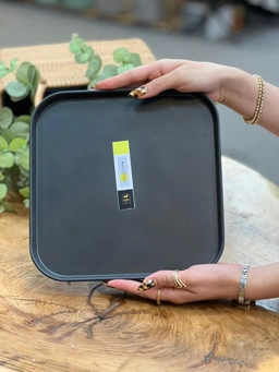 ست بشقاب ملامین مربع در کنار قاشق و چنگال استیل