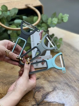 پوست گیر سه عددی دنی هوم با تیغه استیل ضد زنگ و دسته پلاستیک مقاوم، شامل تیغه معمولی، رشته کن و اره‌