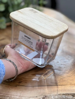 ظرف شیشه‌ای مربع درب چوبی لیمون نمای روبه‌رو