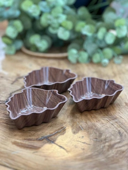 کاسه‌های سه‌تایی طرح برگ فرش‌کیپس با طرح چوب روی میز چوبی