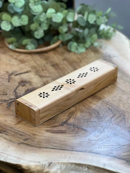 تصویر جاعودی چوبی مدل تابوت با طراحی مینیمال و نقش‌های هندسی زیبا روی درب آن. مناسب برای پخش عطر عود