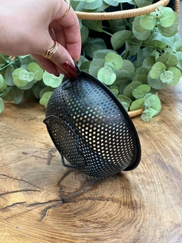 تصویر تفاله‌گیر پانچی مشکی با طراحی مشبک و دسته فلزی، مناسب برای صاف‌کردن چای و دم‌نوش.