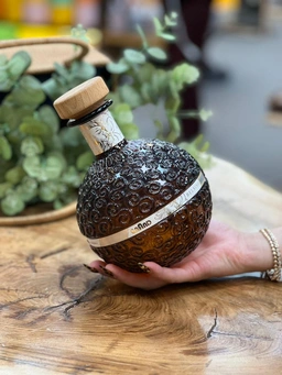 بطری شیشه‌ای گرند پلاست مدل ونهان با طراحی برجسته و درب چوبی واشردار ظرفیت ۱.۲ لیتر