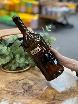 بطری شیشه‌ای قهوه‌ای ۱.۵ لیتری برند دنیز مدل اترسا با درب چوب‌پنبه‌ای طبیعی